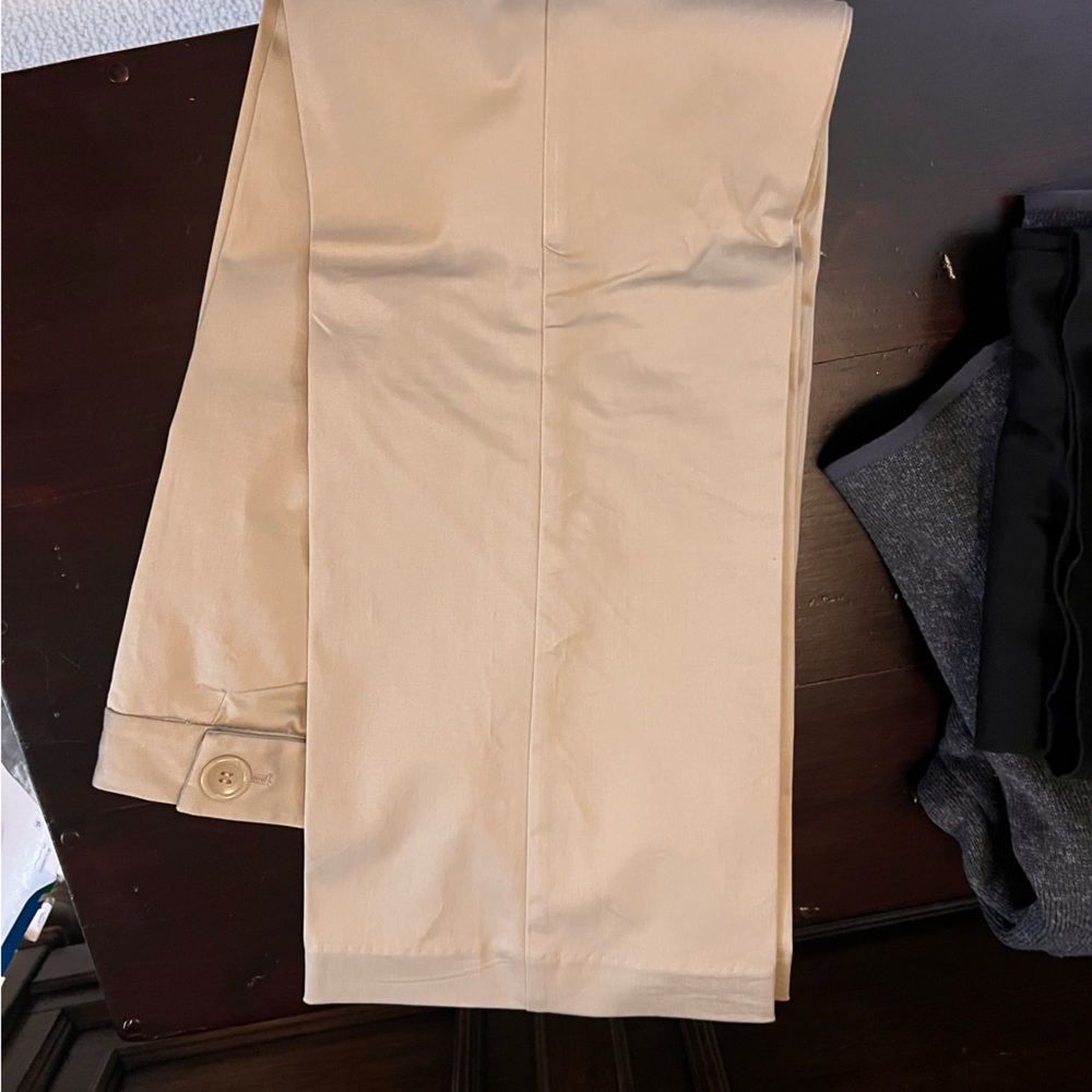 Side 4 drew fit khaki pants. Never worn.